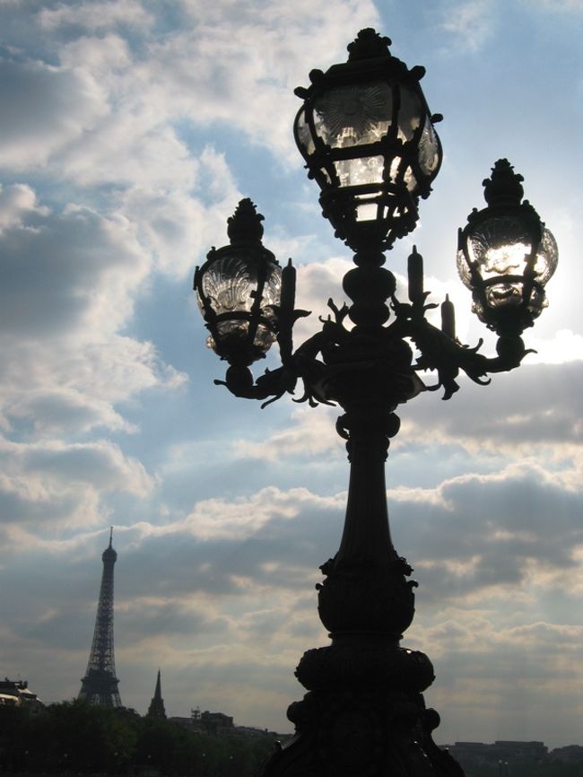 ルーブルの西側のチュイルリー公園からコンコルド広場にかけてもセーヌ川の向こうにエッフェル塔が見えました。これはアレクサンダー３世橋より。街灯までもが絵になってしまうなんて、ずるいです。