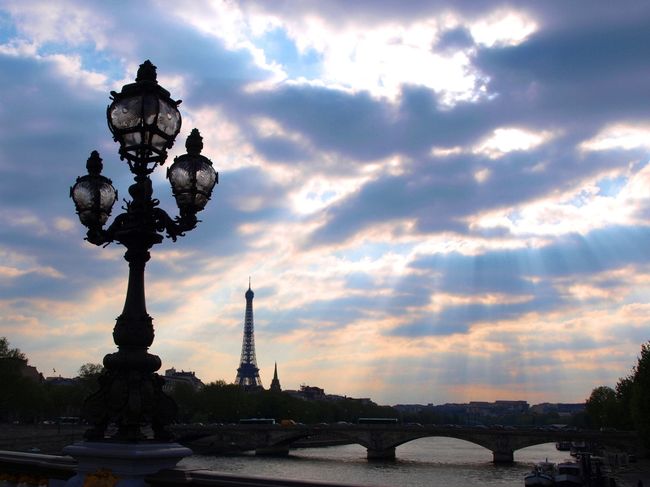 パリで一番美しいといわれるアレキサンダー３世橋より。