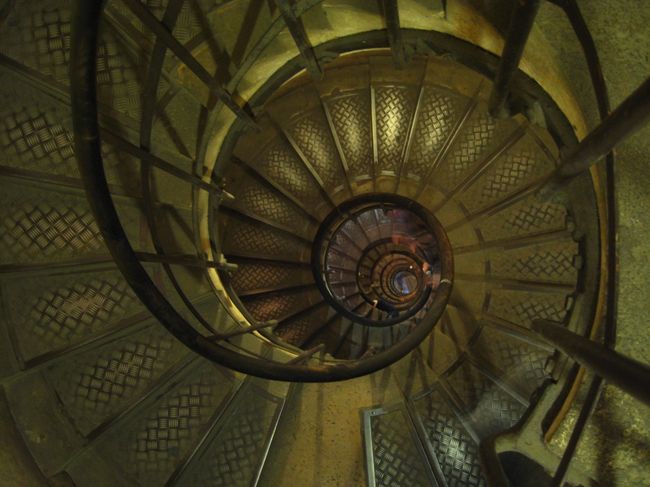 凱旋門外壁はあいにく修復工事中だったので、UPの写真は撮らずじまい…。早速中に入っててっぺんに登りました。