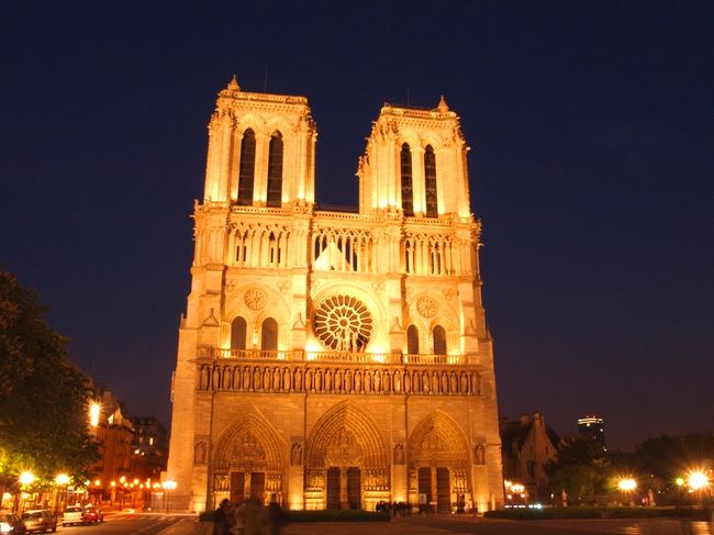 暗くなってからは、午後に一度お茶をした母のお友達と再び散歩。タクシーでノートルダムまで移動。