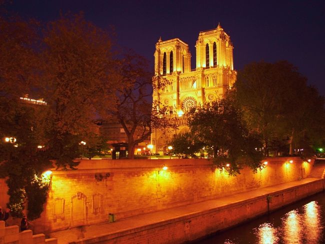 セーヌ川はロンドンのテムズ川よりもずっと絵になる気がします。