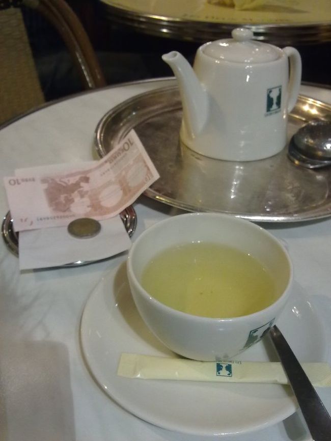 裏道を歩いてサンジェルマン・デ・プレ方面へ。教会のすぐ横にあるカフェで菩提樹ティーを飲んでみました。そんなに美味しいというほどのものではないけど、熟睡できる効果があると言うことなので是非トライ。タイで見るインドボダイジュとはちょっと違う木の葉じゃないかな？タイでは菩提樹の葉のティーは聞いたことがないし。<br />後で地図でどこを歩いたのかを確認したら、どうもロールキャベツが美味しいという評判で気になっていたレストラン前を素通りしていたようだだった。とても雰囲気の良い道だったので、また次回行ってみよう。