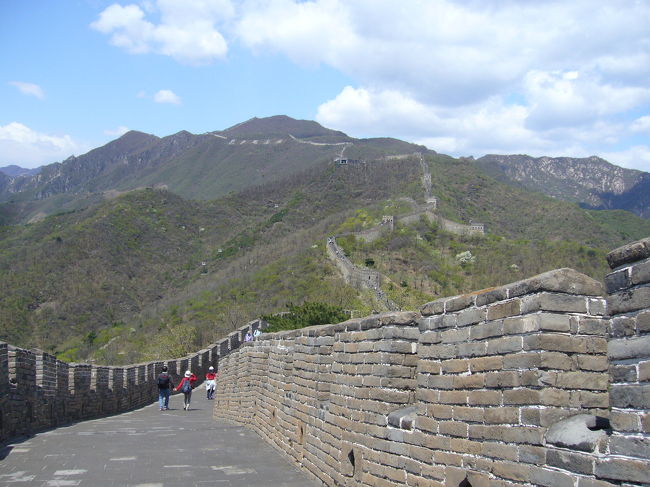 そして長城はひたすら続く・・・<br /><br />万里の長城ですね。