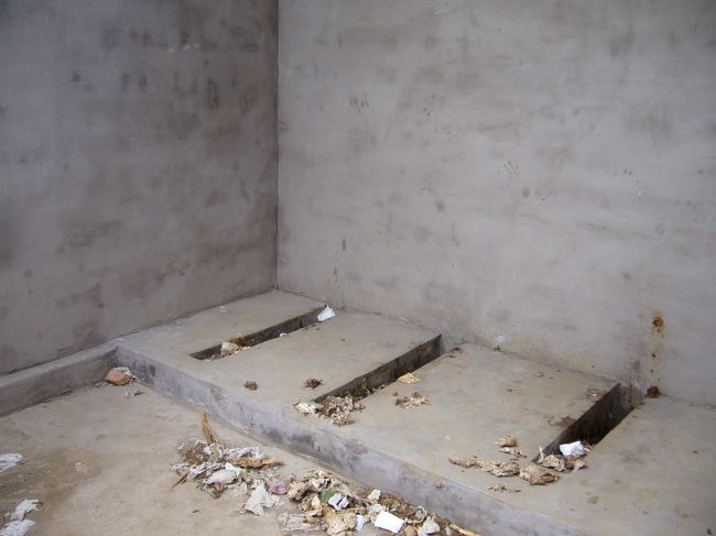 おまけはイチゴ農園のトイレ。<br />昔からの仕切りがないトイレのうえ、汚すぎてこれ以上近寄れませんでした〜〜〜〜〜〜