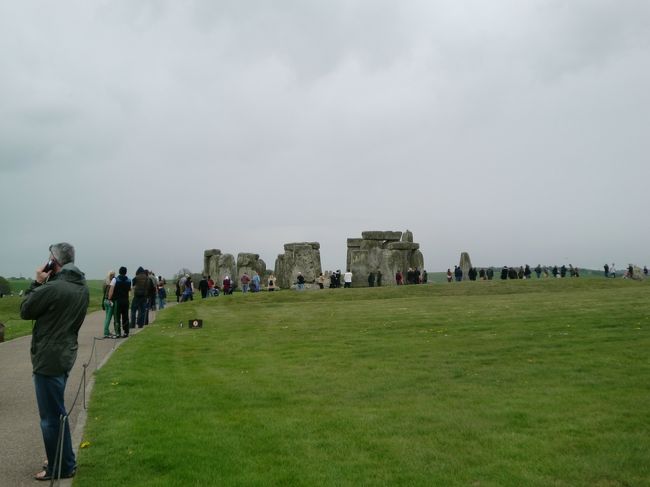 ウィンザー城の次は、世界遺産に登録されているストーンヘンジに向かった。<br />広い野原に、ポツンと大きな石が見えてくる。<br /><br />