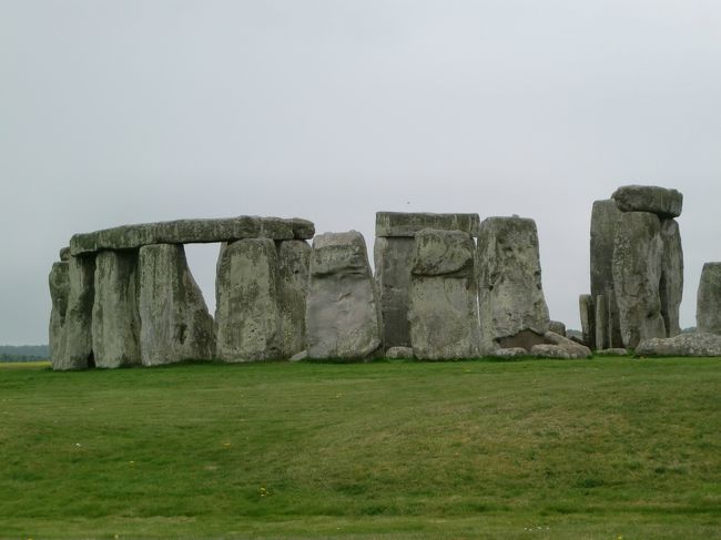 どうみても、大きな石が並んでいるだけなのだが‥。最近の研究によると、5千年ほど前に築造されたとか。