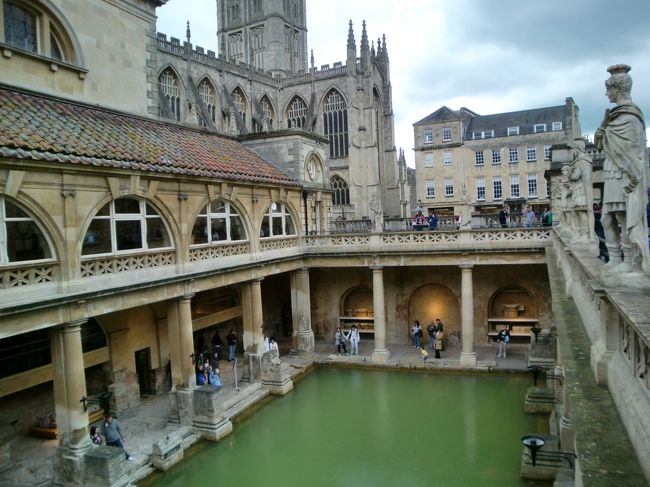 古代ローマ時代の浴場跡で、18世紀に貴族の保養地として復活した。<br />（お風呂のBathはバースが語源となっている）<br />中央の水は温泉なので、少し温かかった。