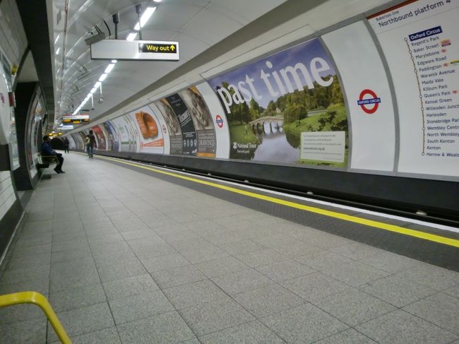 地下鉄のホーム。<br />ホテルが地下鉄駅の近くだったのと、昼間到着なのでヒースロー空港から地下鉄を利用した。<br />空港でオイスターカード（日本のスイカみたいなカード）を購入。<br /><br />