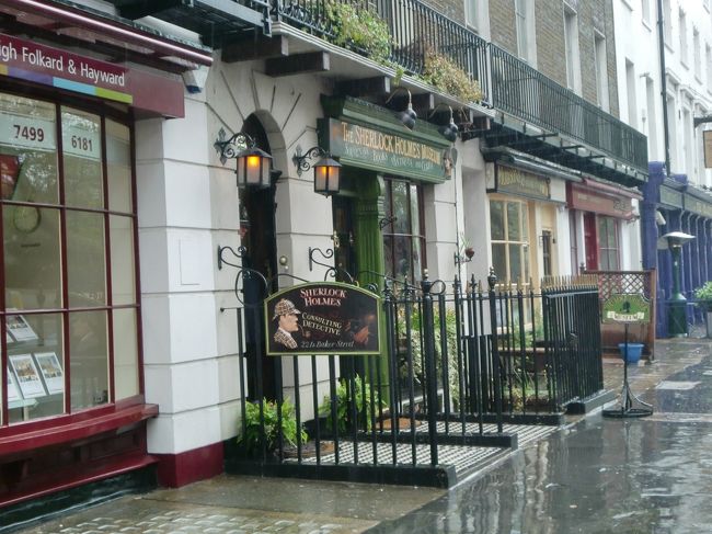 ベーカーストリートにあるシャーロック・ホームズ博物館に着いた。<br />小説の中で、この２２１ｂにホームズは住んでいるとされている。<br />