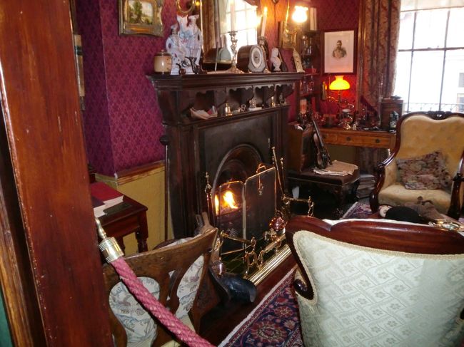 博物館といっても、普通のアパートで1フロアは小さな部屋が2部屋あるのみ。<br />全フロアの４階までが博物館として公開されている。