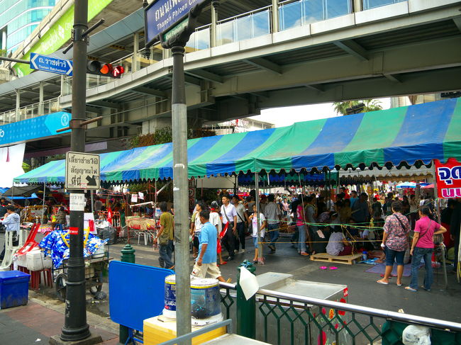 子ども、女性、老人といろんな層がいます。<br />確かに、これじゃ軍は攻撃しにくいのかも。