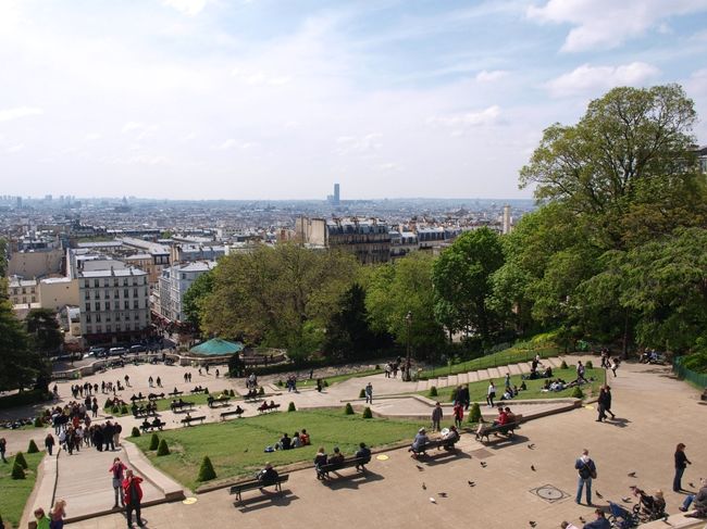 聖堂の前からは、パリの南東部を見渡せます。西側のエッフェル塔はここからは見えません。