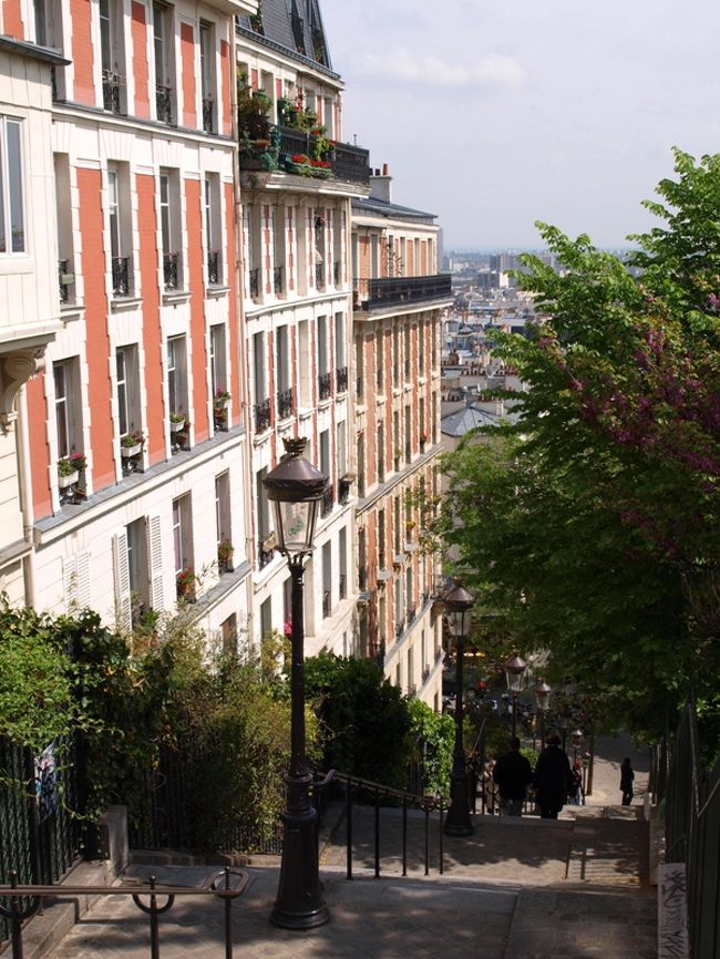 モンマルトルの街並みを独特の色彩で描いたモーリス・ユトリロの名が付けられた通り。