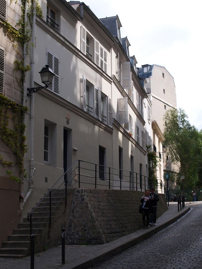 音楽家エリック・サティの暮らした家です。<br />↓歌曲「Je te veux - Valse chantée 」でちょっとだけ彼の音楽の世界へ。<br />http://www.youtube.com/watch?v=bQPGeJch3TE