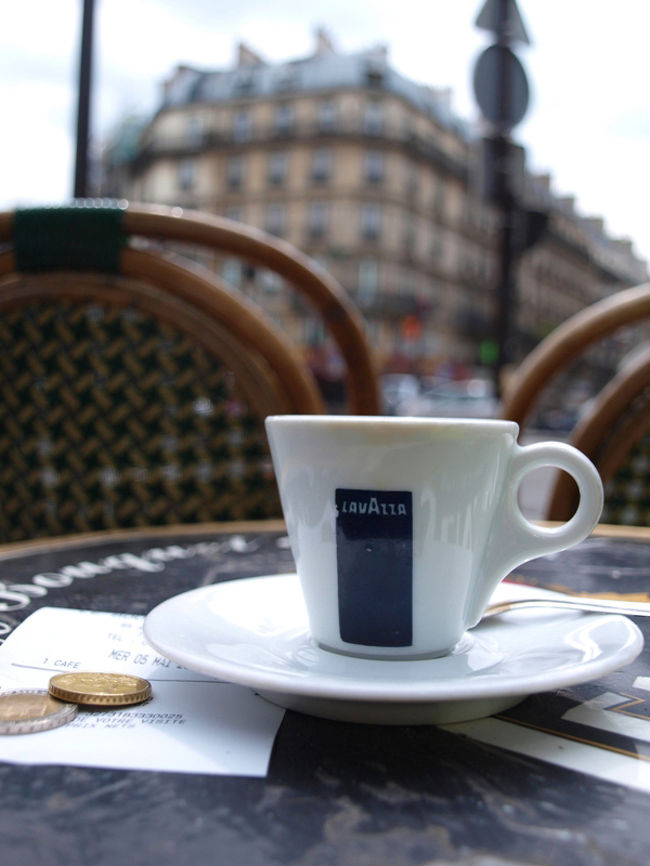 カフェ休憩の後スーパーで買い物をして、一度宿に戻ります。夜はガルニエ宮（オペラ座）でバレエ鑑賞なので、きちんとした服に着替えます。