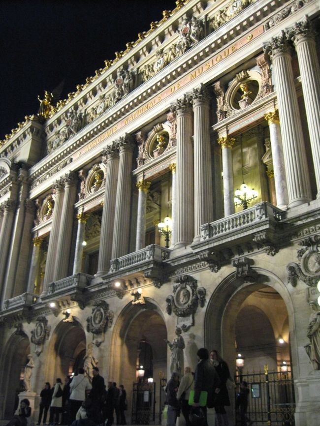 まだ胸がいっぱいで外気に触れて現実に戻るのがもったいない気分。<br />鑑賞後のガルニエ宮前にて