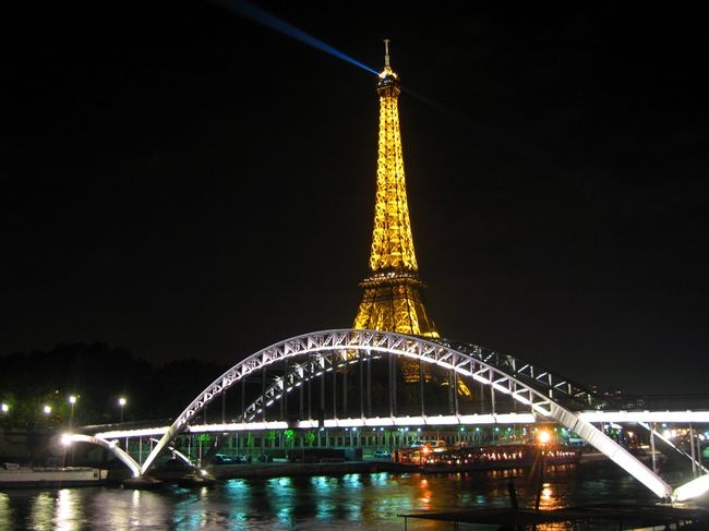 バレエの後はセーヌ川沿いをエッフェル塔まで散歩。後で地図を見たらかなりの距離があったことに気づいたけど、何だか夢見心地でいつの間にか歩けてしまいました。<br />ドゥビー歩道橋辺りにて。
