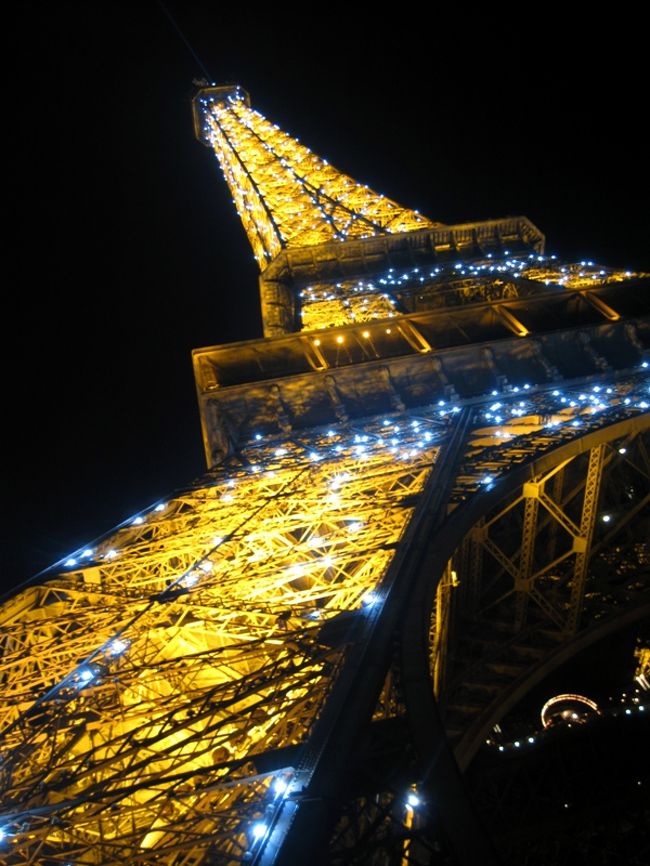 毎時00分からは５分くらい？キラキラ光ります。<br />一部工事中だったので、不自然なアングルです。<br /><br />その時の動画はこちら　↓<br />http://www.youtube.com/watch?v=UKRSKrB827Y<br />