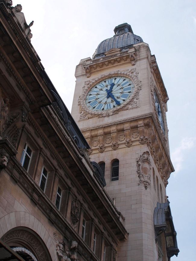 リヨン駅に到着。ずんぐりした建物だけど、重苦しさを感じさせない軽やかな色の時計台です。