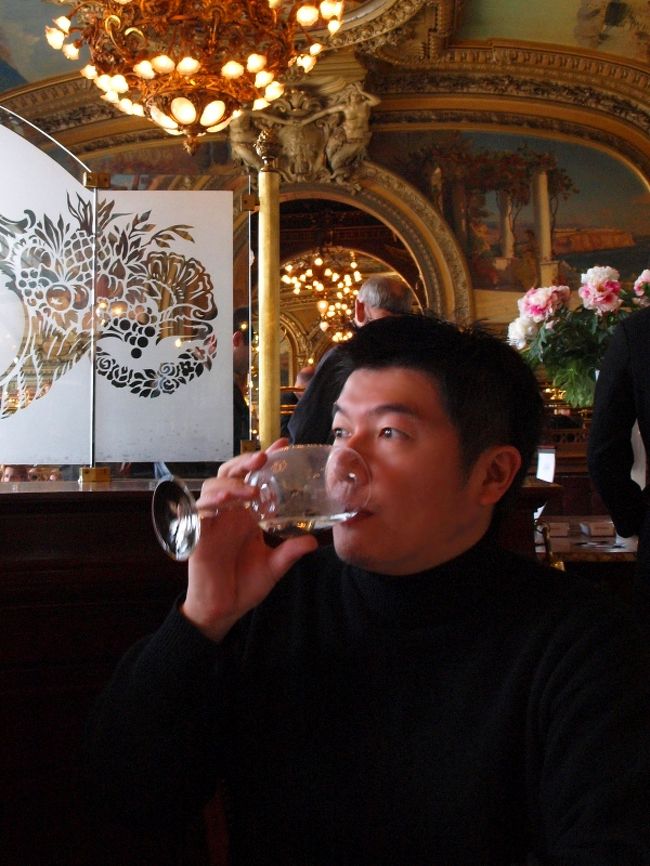 リヨン駅のお目当ては、ここの名物レストラン<br />「Le Train Bleu」。<br />「Mr.Bean」や「ニキータ」にも登場しています。味そのものよりは、本格的な給仕と素晴らしいインテリアに期待して行きました。<br />生牛肉のタルタルをいただいたが、目の前で調理してくれて、しかも最高に美味しかった！入って左奥のトイレ（これまた雰囲気良し）に行く方向にはお茶のできるラウンジのようなスペースもあり、こちらもゆったりしていていい感じだった。<br />次回はここからTGVに乗るまでの時間をここで過ごそう！