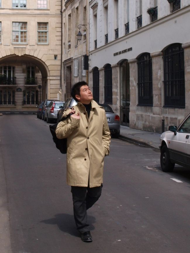 一人旅だと誰かに自分の写真を撮ってもらうのが一苦労です。適当に広〜く撮ってもらい、後でフォトショップで傾きを直しいいアングルで切り取るしかありません。