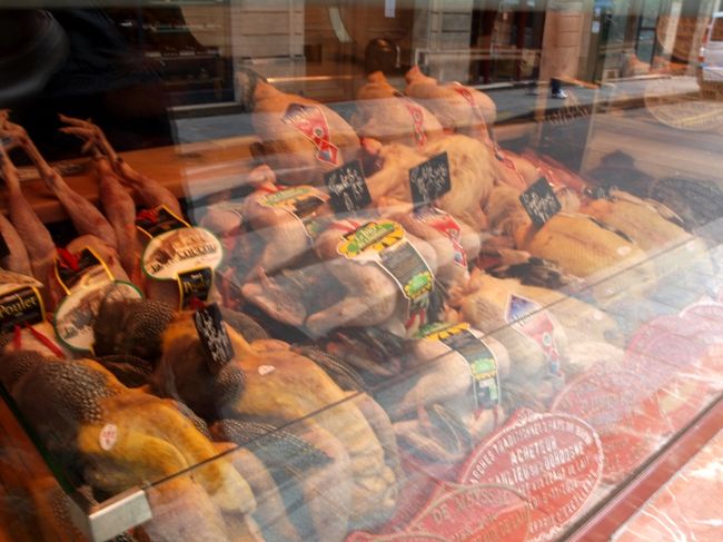 サン・ルイ島には生活の匂いもあります。でもきっとかなりの高級食材なのでしょう。左は何の肉だろう？Pouletとあるので若鶏か？