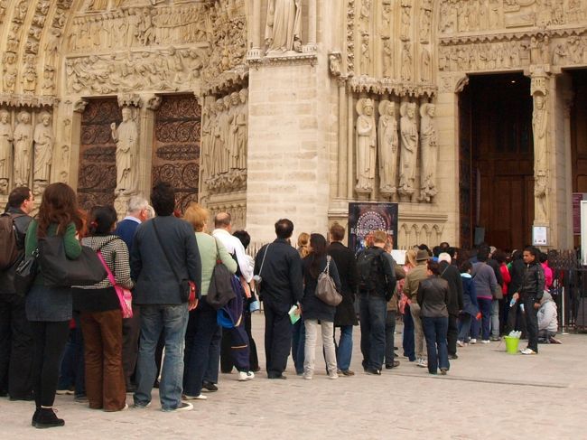ノートルダムへ入るための長蛇の列<br />搭には登らなかったけど、ステンドグラスは見たかったので、並びました。<br />※ステンドグラスで有名な隣りのサント・シャペルはステンドグラスの修復工事中のようです。