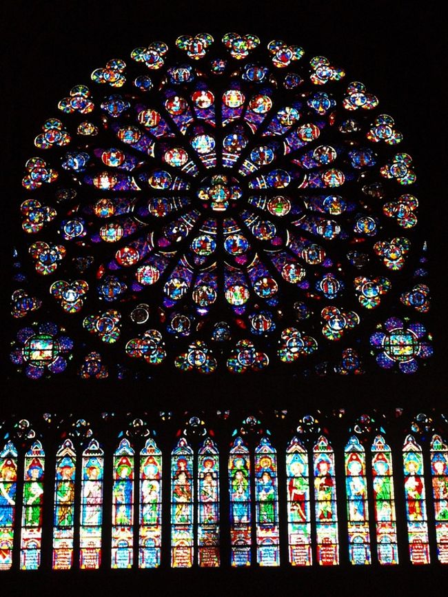 ノートルダムのバラ窓<br />パイプオルガンの音に包まれてしばし、座ってバラ窓を鑑賞しました。<br />でも、残念なのは内部は祈るどころではないほどの騒がしさだったことです。特に中国人の団体旅行客！大声で仲間を呼び合ったり、フラッシュをたいて写真を撮りまくったり、祈りの場にお邪魔していることが分からないのかな？とあきれてしまいました。同じアジア系として軽蔑されたくないので、彼らには極力近づかないようにしました。
