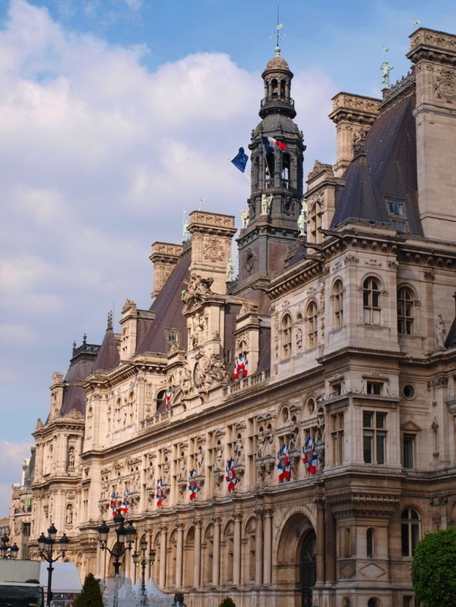 セーヌ川を渡ると、瀟洒なパリ市庁舎。