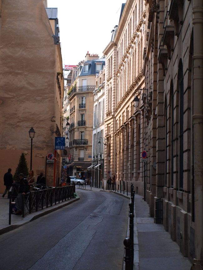 パリでも一番おしゃれなエリアの一つ、マレ地区の街並み<br />歩く人たちを眺めて着こなしの勉強！