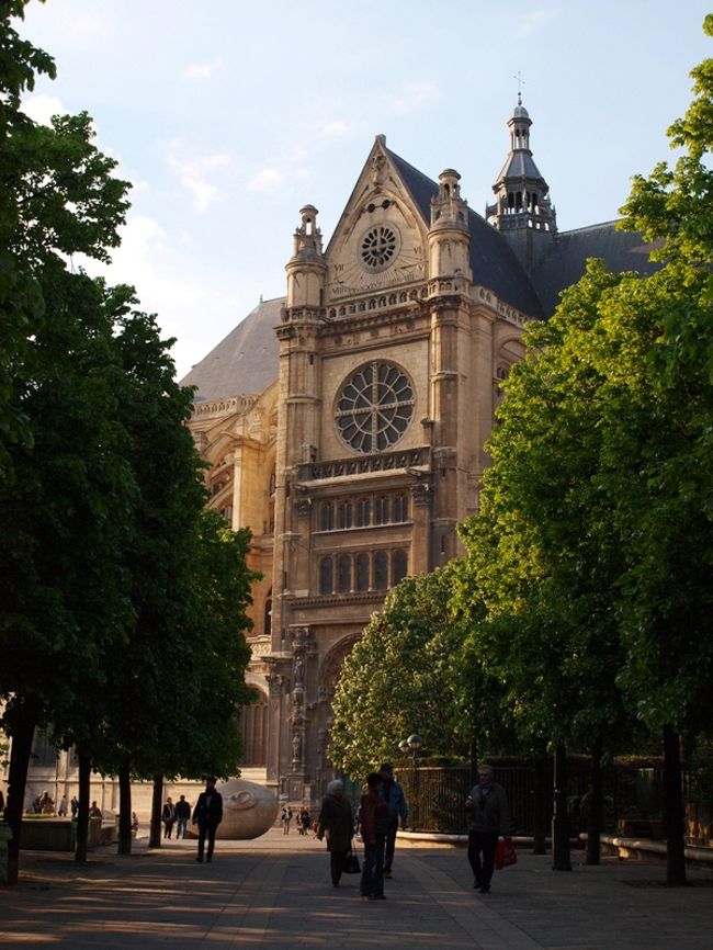 西日に映えるサントスタッシュ教会<br />この明るさでも、確か夜の８時くらいだったはず。<br />機会があれば、ここのパイプオルガンの演奏を聴いてみたい。