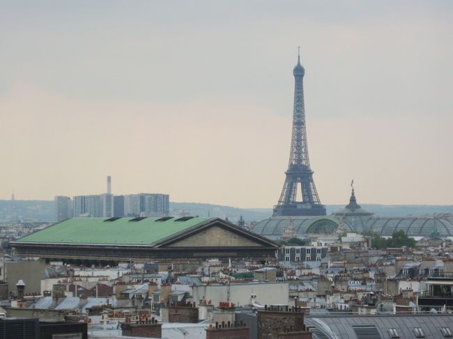 友人に頼まれたラデュレのお菓子を買いに、プランタンへ。その途中、隣りのギャラリー・ラファイエットの屋上に景色を楽しんでいる人影が見えたので、登ってみました。
