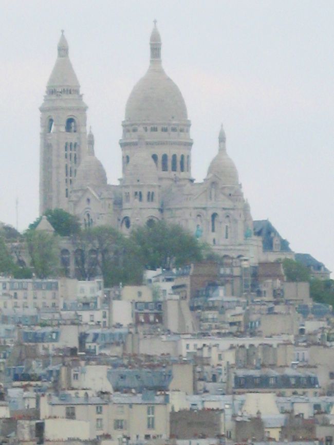 モンマルトルも建物の隙間からかろうじて見えました。