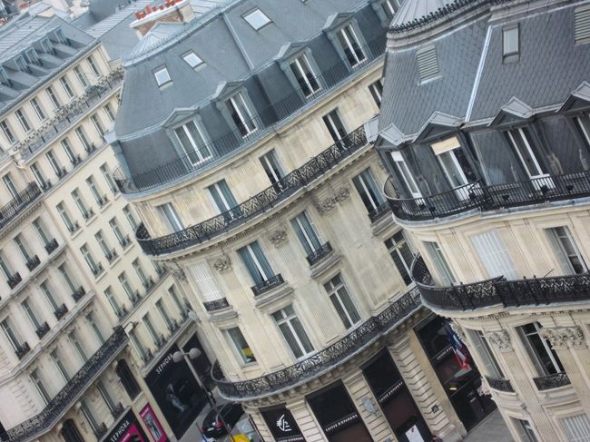 パリらしいショッピング街の街並み