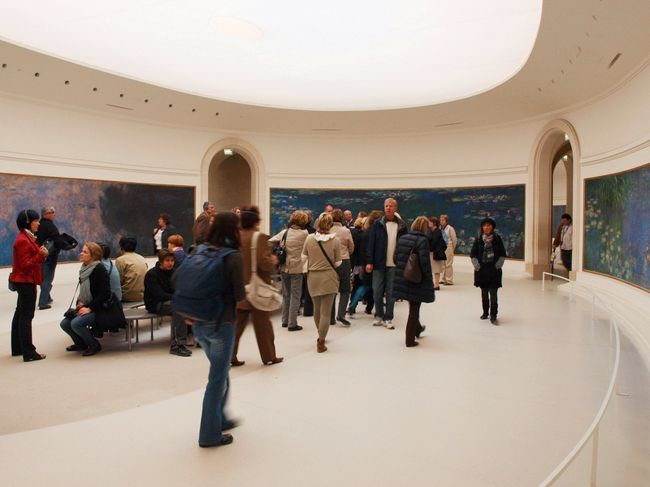 睡蓮の部屋は楕円形で、縦に２部屋並んでいます。この絵のために設計された空間…というコンセプトも興味深いです。