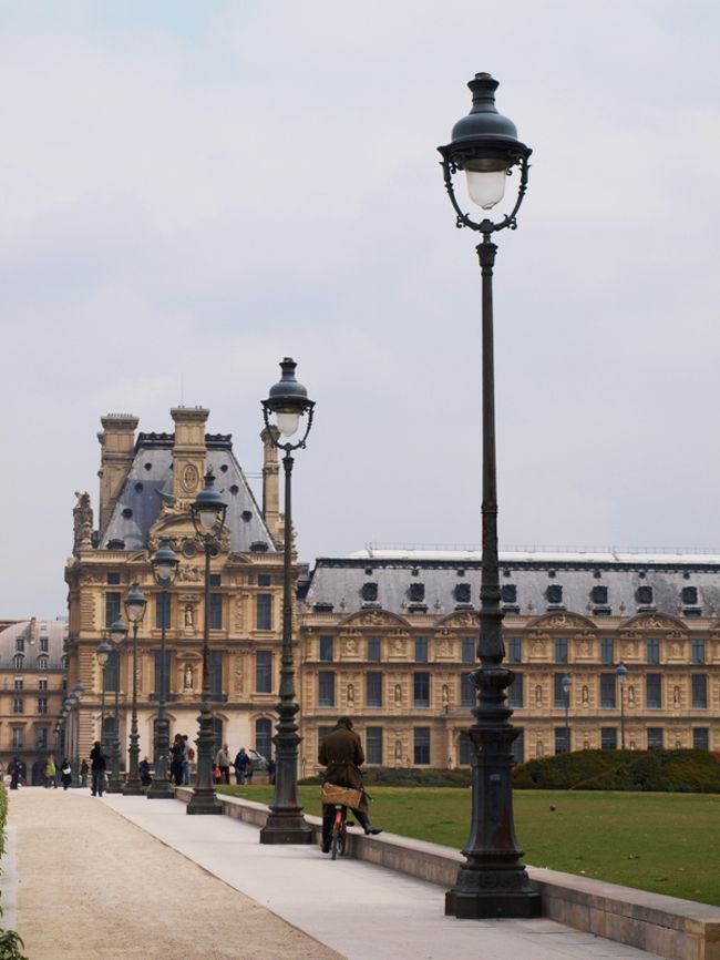 ルーブルに到着。改めて建物の大きさに唖然とします。これを全部歩いて美術品をちゃんと鑑賞していたら、いったい何日かかるのか？<br />パリの街は遠近法を意識した都市設計がなされたのか？日本で借景などの概念があるように見えている景色を二次元の絵のように考えてるのと違うような…それについて勉強したわけではないけど、直感でそんな印象を受けました。