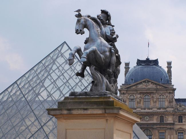 比較的空いているはずの入り口は閉まっていたので、素直にピラミッドから入場です。