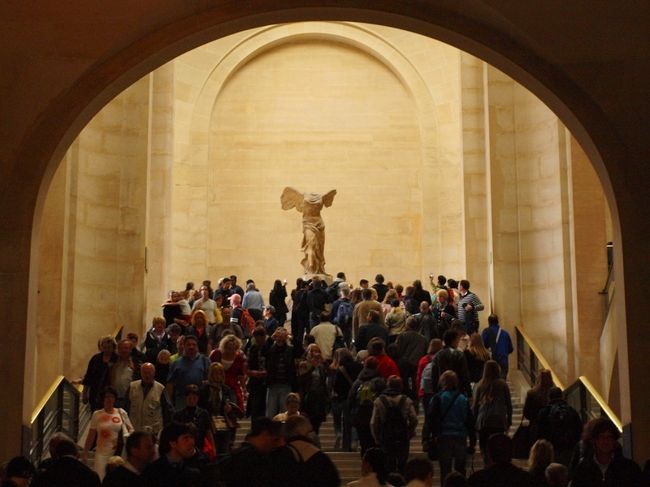 力強い勝利の女神、そしてドラマチックな空間利用です。彫像は古代ギリシャの「サモトラケのニケ(Victoire de Samothrace)」。映画「タイタニック」でヒロインが甲板の先端に立ってとっていたポーズのモデルですね…。