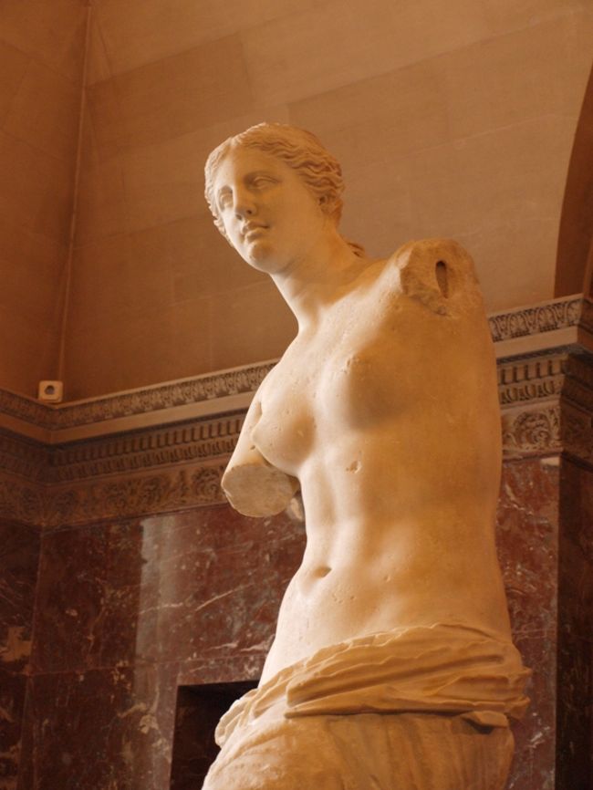 ミロのビーナス（Αφροδίτη της Μήλου）に対面。圧倒的な美しさ！しかもこれが今から2000年以上も前に作られたとは。ルーブルに展示されて以来、海外に出たのは何と1964年の京都、１度だけだと言います。