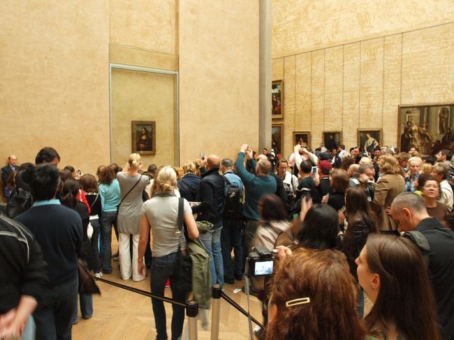 モナリザの人気はやはりルーブルNo.1でしょう。単なる記念撮影スポットと化してしまっています。人の少ない時間帯を探して、また次回にゆっくり来ることにしましょう。