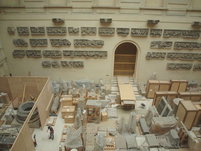 修復などをしている部屋でしょうか？作業をしている人がいました。