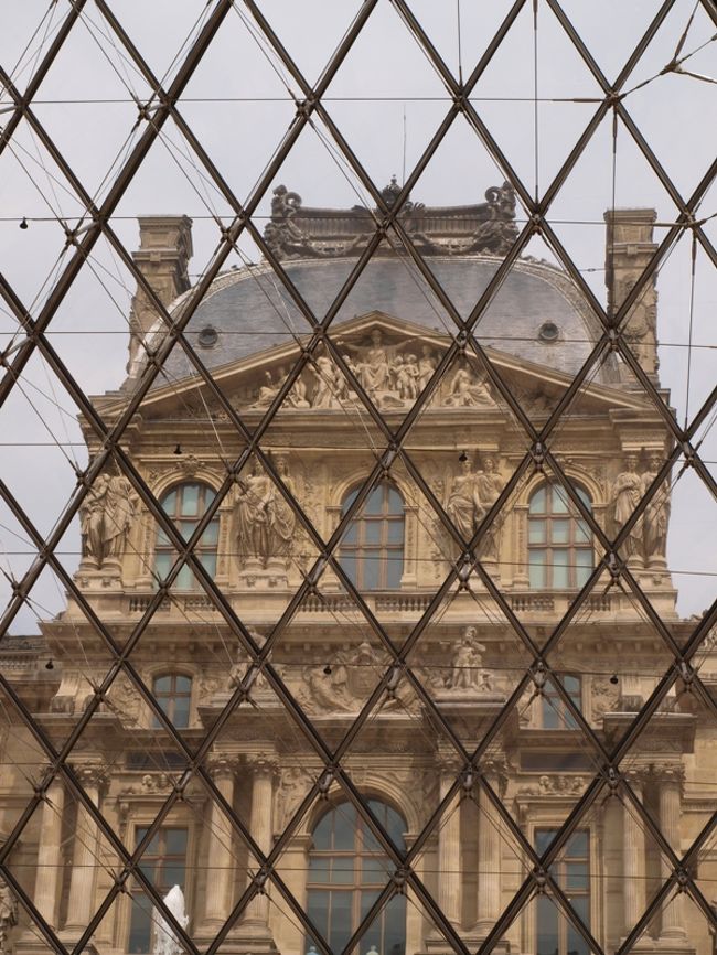 ピラミッドの下から