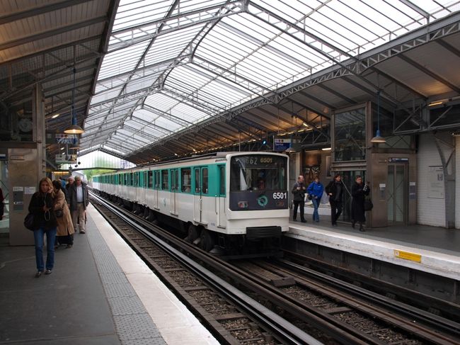 メトロでパスツールにあるちょっと気になっていたアーミーグッズのお店に買出し。パリ市の消防士のセーターなどをゲットしました。他にもフランス海軍のバッグなども調達。