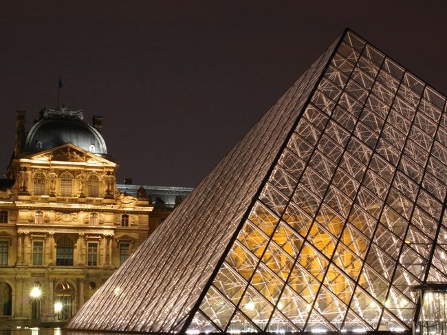 夜１１時半頃になってしまいましたが、ルーブルのピラミッドの夜景も見て見たかったので、寄り道です。