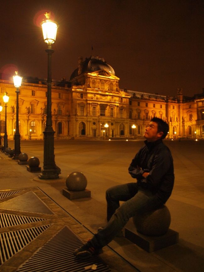 三脚を使って自分を入れてみたり…。同じようなことをしている人が、こんな夜遅くなのに１０人くらいいました。<br />そしてこの直後0時にライトアップの照明は真っ暗になりました。間に合ってよかった！