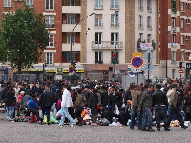 中東、アフリカ、そして中国系の人たちがガラクタを売るばかりで、戦利品は一つもありませんでした。<br />モロッコのミントティーを飲めるようなグラスも探しましたが、アンティークの質の良いような物はありませんでした。次回は別の蚤の市にトライです。