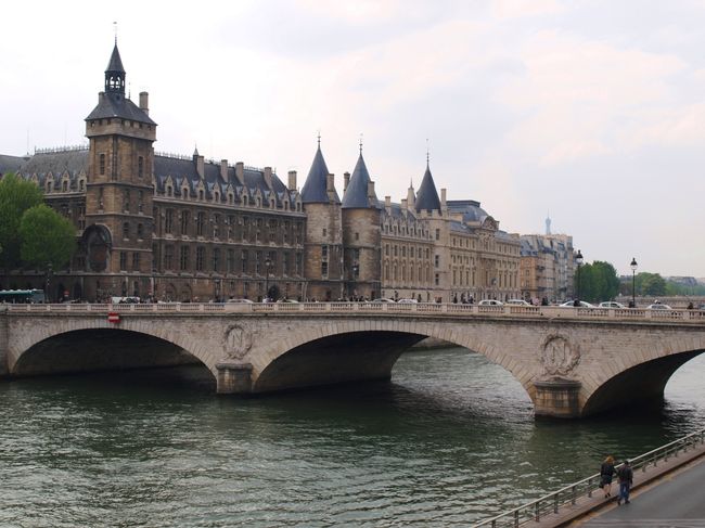 コンシェルジュリー<br />ここは、フランス革命時にマリー・アントワネットが最期の時を過ごした牢獄として知られています。