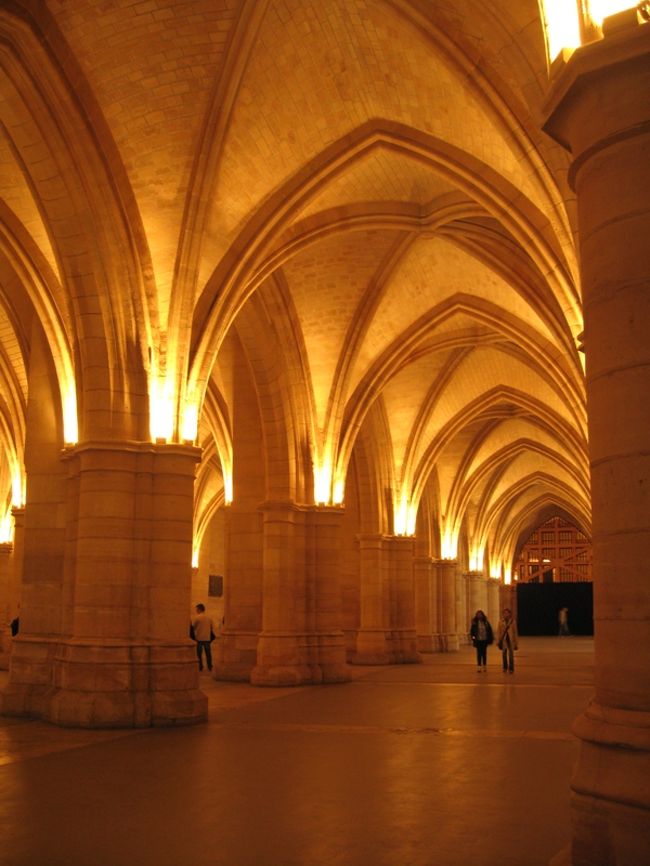 入り口から階段を下ると、中世の姿のまま残されているこんな空間が広がります。