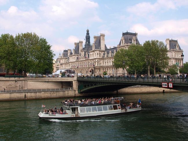 これからマレに戻ります。大学時代の親友が卒業後ドイツに就職して既に１０数年。１泊でわざわざパリまで来てくれたので久しぶりの再開を楽しみました。お互い昔のままで嬉しかった。