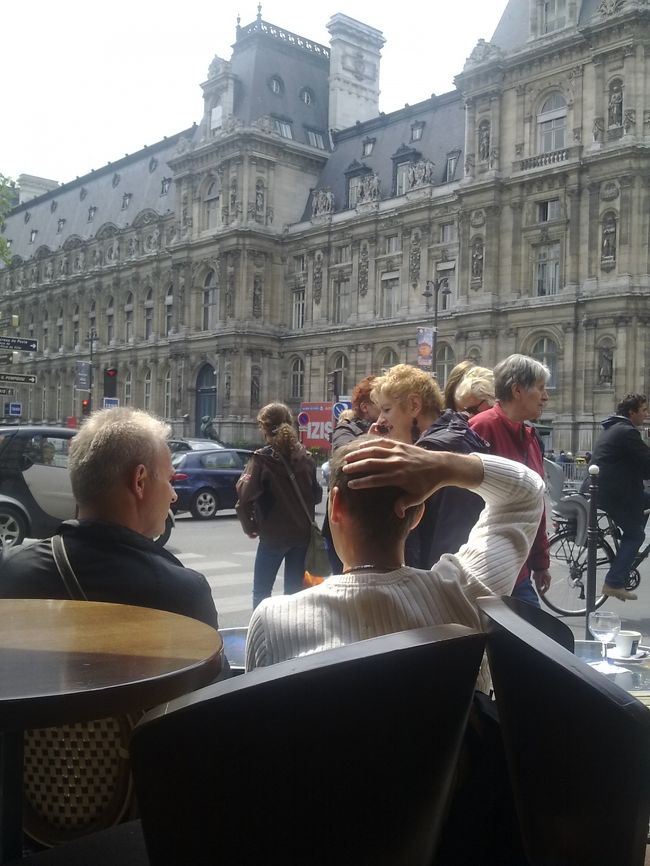 待ち合わせのカフェでしばし人間ウォッチング。今日は心地の良い陽気だ。<br />今は無き原宿(明治通り)にあったオープンカフェ、オーバカナル(AUX BACCHANALES)に座ってパリを夢見てた頃をふと思い出す。こうして本物のパリのカフェに座ってる自分の幸福を大事に噛みしめる感慨深さ。